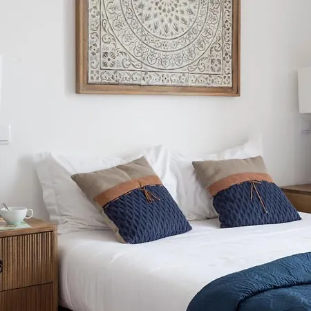 Apartment Plum Guide - The Ticking Clocks Lissabon