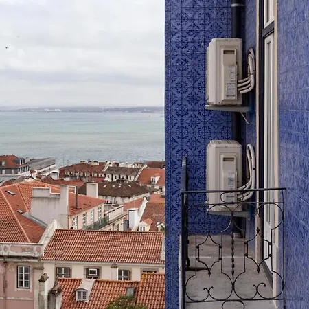 Plum Guide - The Ticking Clocks Apartment Lissabon